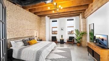 3 bedrooms, desk, iron/ironing board, travel crib