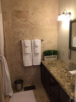 Badekar, hårføner, håndklær og såpe