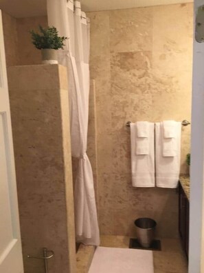 Badewanne, Haartrockner, Seife, Shampoo