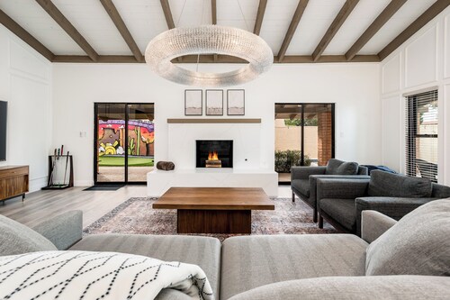 Old Town Scottsdale Modern Villa with Heated Private Pool and Golf Putting Green