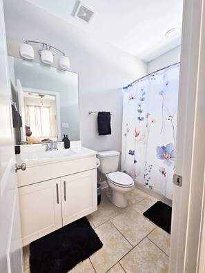 Combined shower/bathtub, hair dryer, towels