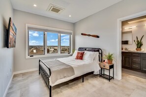 2 bedrooms, iron/ironing board, WiFi, bed sheets - Panoramic View | 2bd/2BA | Sleeps 4 | Parking Available  (San Diego)