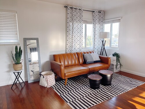 A Cozy Guesthouse in Central O.C.