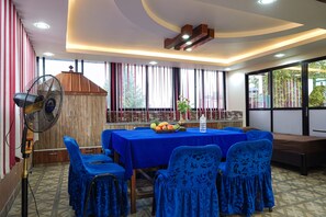 Family dining - Sweet Inn (Bhaktapur)