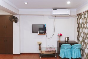 Escritorio, wifi gratis y ropa de cama 