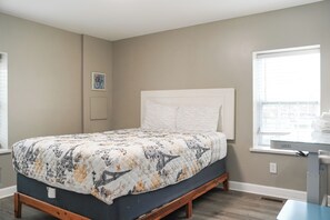 7 bedrooms, WiFi, bed sheets - House with 12 Beds with Large Deck near Capital View & Downtown Nashville (Nashville)