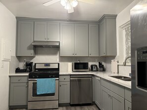 Refrigerador, microondas, horno y parrilla de estufa 