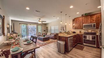 Condo, 3 Bedrooms | Dapur peribadi | Peti sejuk, ketuhar, pembancuh kopi/teh, pembakar roti