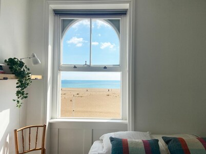 Spacious 2BD Flat With Stunning Views Folkestone