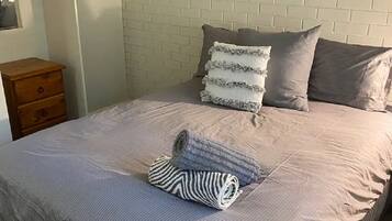 2 bedrooms, desk, free WiFi, bed sheets