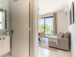 Studio, flere soverom, balkong, byutsikt | Oppholdsrom