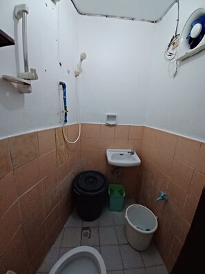 Economy Double Room | Bathroom | Shower, rainfall showerhead, bidet, towels