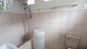 Standard-dobbeltværelse | Badeværelse | Bruser, brusehoved med spredningseffekt, bidet, håndklæder