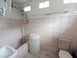 Habitación doble estándar | Baño | Regadera, regadera tipo lluvia, bidet, toallas