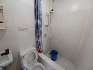 Suite estudio familiar | Baño | Ducha, cabezal de ducha tipo lluvia, bidé y toallas