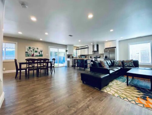 Spacious 3B2B Home: Prime Location