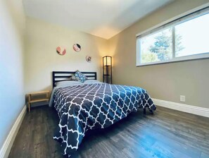 3 makuuhuonetta, työpöytä, silitysrauta/-lauta, ilmainen Wi-Fi