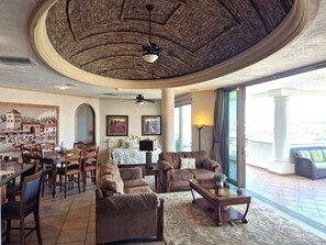 Smart TV, chimenea, libros