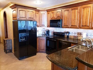Fridge, microwave, oven, stovetop - Casa Blanca C 302 · Comfy and Relaxing Sea View (Puerto Peñasco)