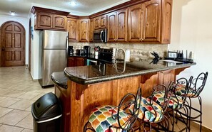 Refrigerador, microondas, horno y parrilla de estufa