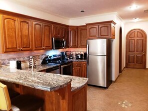 Refrigerador, microondas, horno y parrilla de estufa 