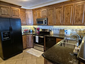 Refrigerador, microondas, horno, placa de cocina