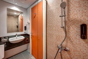 Douche, douche à « effet pluie », articles de toilette gratuits