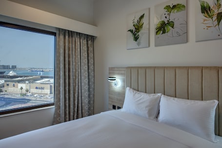 Superior Waterfront Queen | Minibar, laptop workspace, soundproofing, iron/ironing board