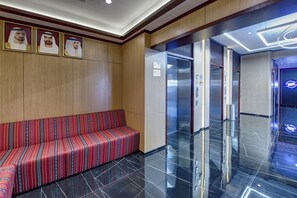 Coin salon dans le hall