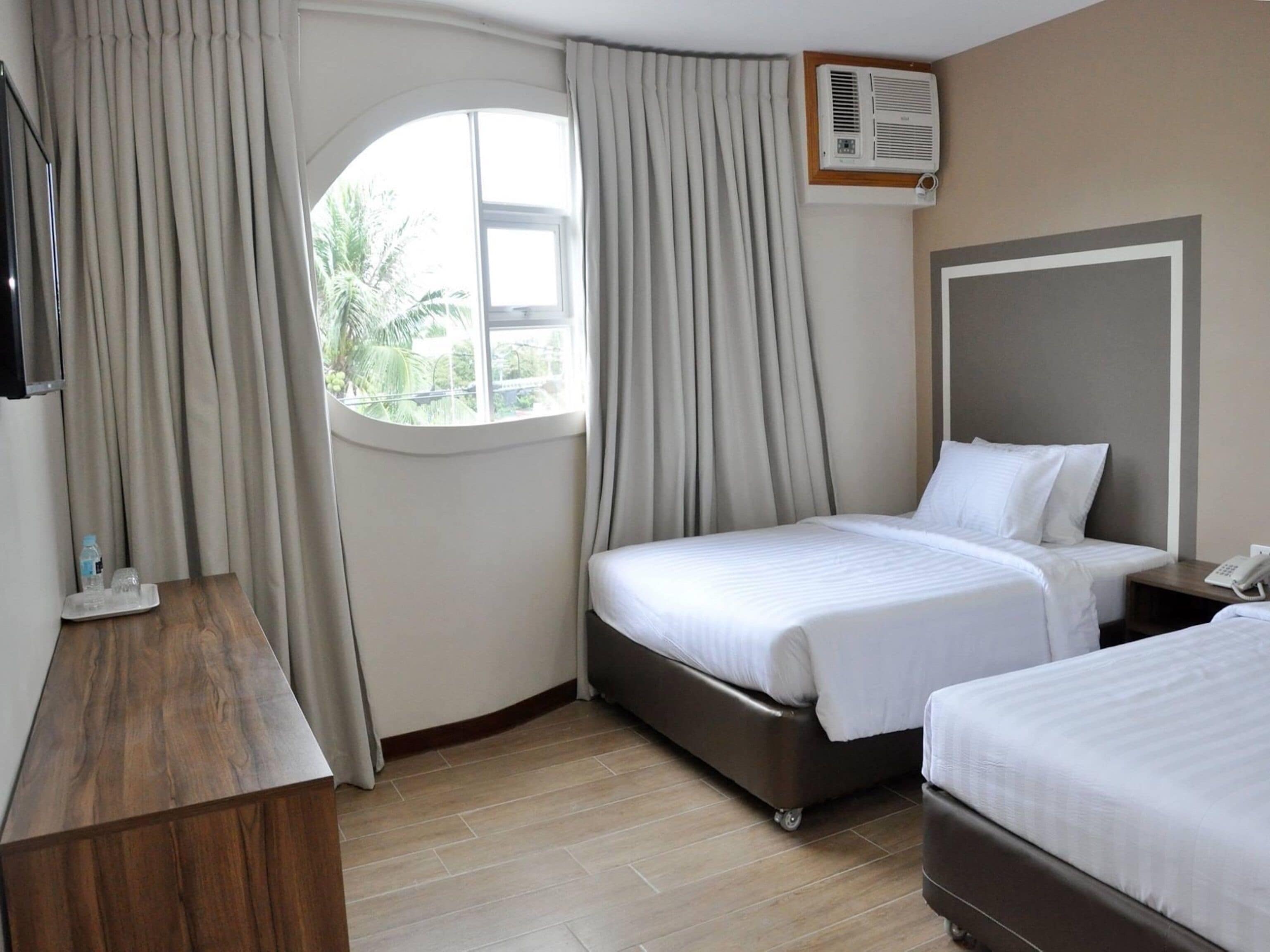 Habitació amb dos llits individuals superior | Wifi gratuïta i roba de llit 