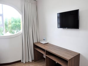 Phòng đôi Deluxe | Khu phòng khách | TV màn hình phẳng 32-inch có truyền hình cáp, TV 