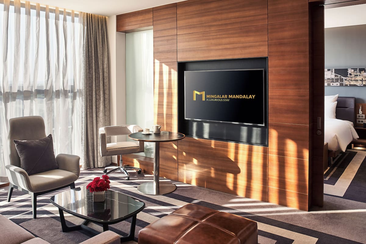 Luxe beddengoed, een minibar, een bureau, een laptopwerkplek
