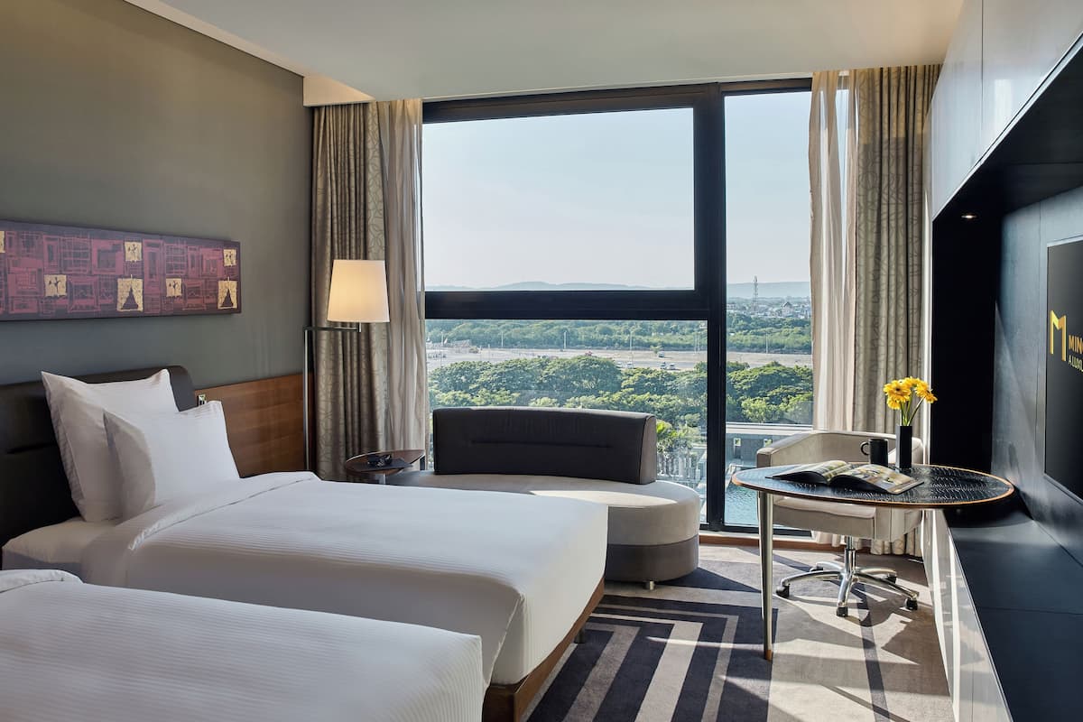 Luxe beddengoed, een minibar, een bureau, een laptopwerkplek