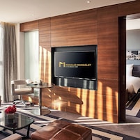 Deluxe Suite | Living area | Smart TV