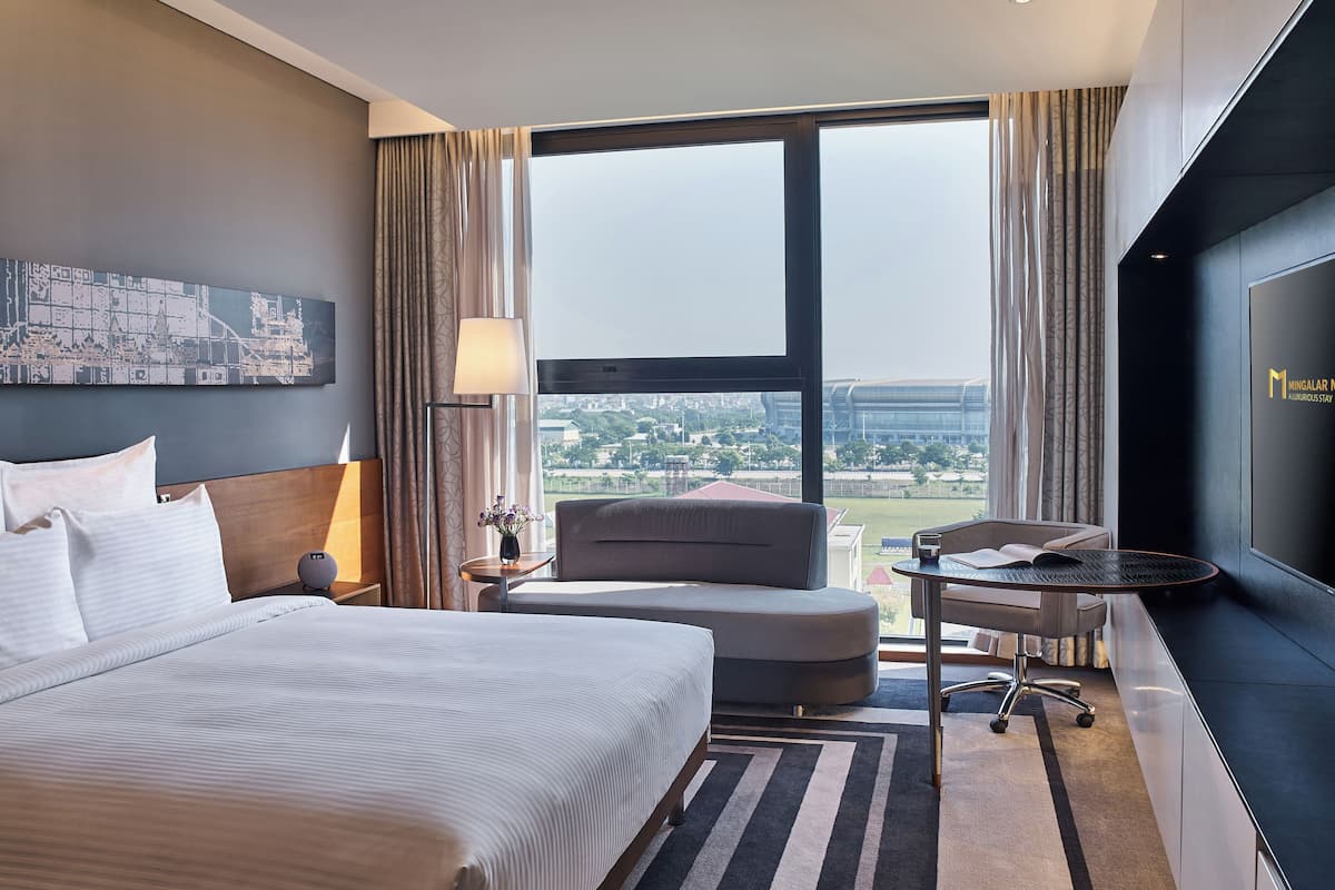 Luxe beddengoed, een minibar, een bureau, een laptopwerkplek