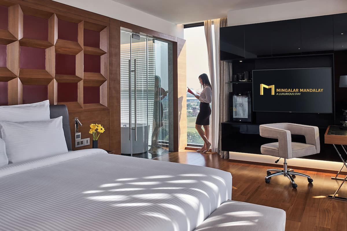 Luxe beddengoed, een minibar, een bureau, een laptopwerkplek