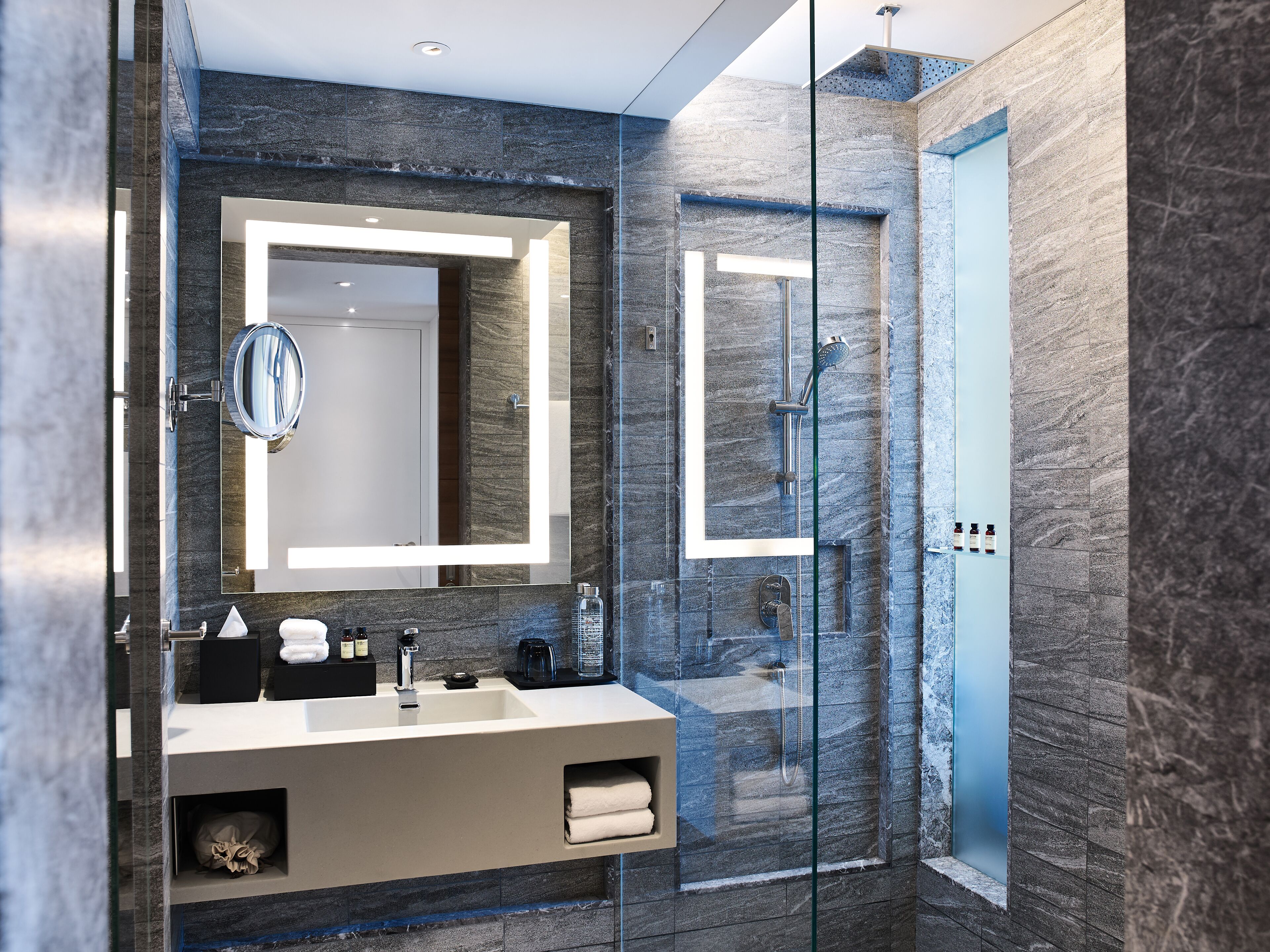 Deep soaking tub, hydromassage showerhead, free toiletries, hair dryer