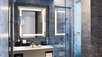 Dybe badekar, brusehoved med hydromassage, gratis toiletartikler