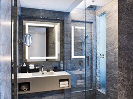 Bañera profunda, cabezal de ducha con hidromasaje