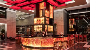 2 bares o lounges