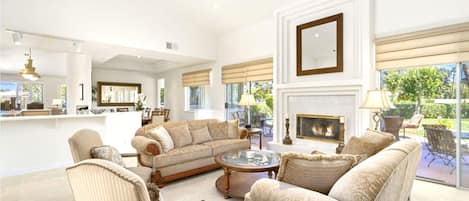 Tv, pejs, dvd-afspiller, computerskærme