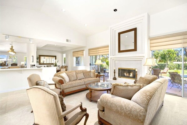 Televisión, chimenea, reproductor de DVD y monitor de computadora 