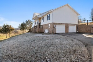 Exterior - Spacious 4 bd with hot tub, theater &game zone (Kodak)