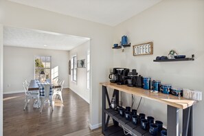 Dining - Spacious 4 bd with hot tub, theater &game zone (Kodak)