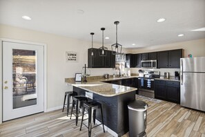 Fridge, microwave, oven, stovetop - Spacious 4 bd with hot tub, theater &game zone (Kodak)