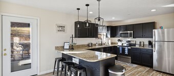 Spacious 4 bd with hot tub, theater &game zone