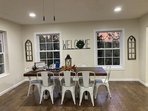 Dining - Spacious 4 bd with hot tub, theater &game zone (Kodak)