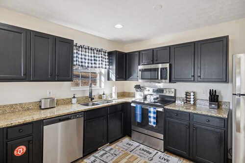 Spacious 4 bd with hot tub, theater &game zone