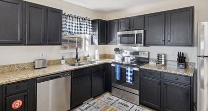 Spacious 4 bd with hot tub, theater &game zone