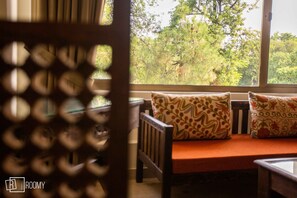 Deluxe dubbelrum | Värdeförvaringsskåp på rummet, skrivbord och arbetsyta för laptop